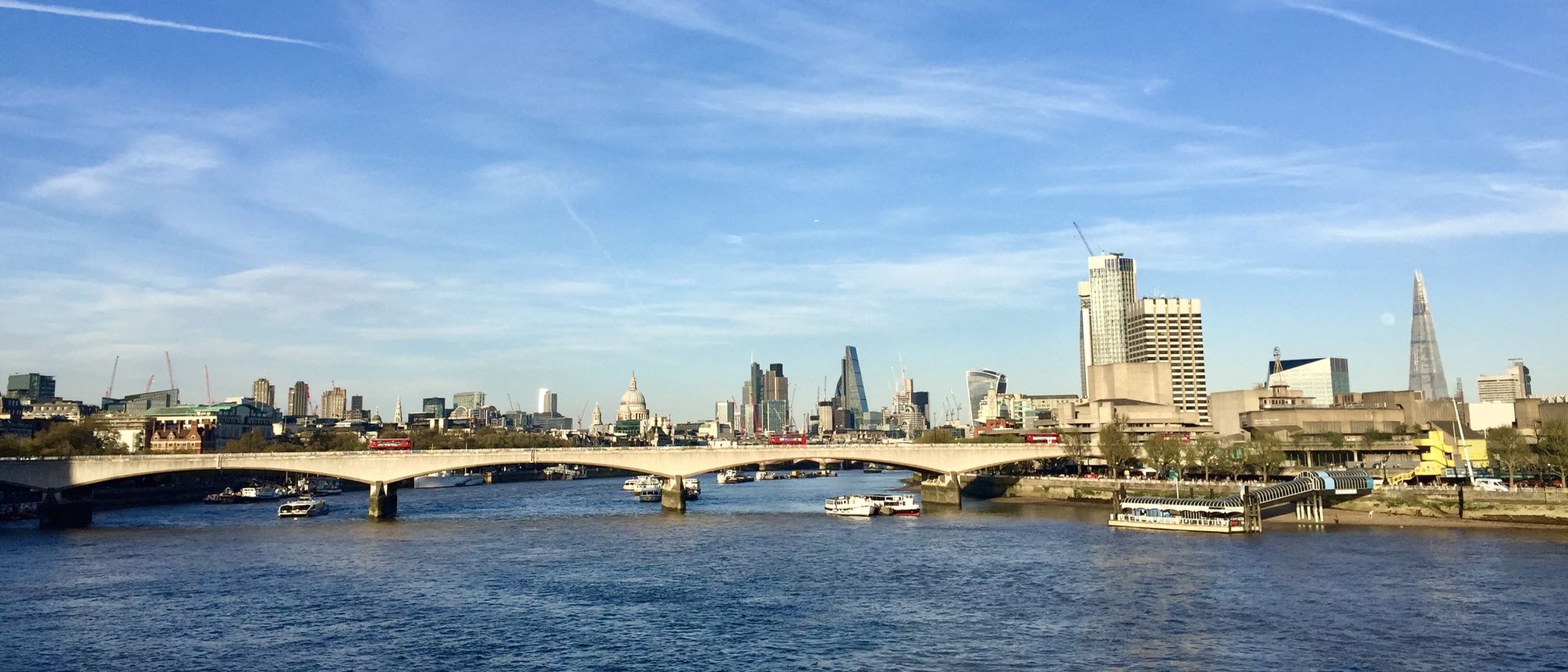 Blick auf die Themse und die Skyline Londons