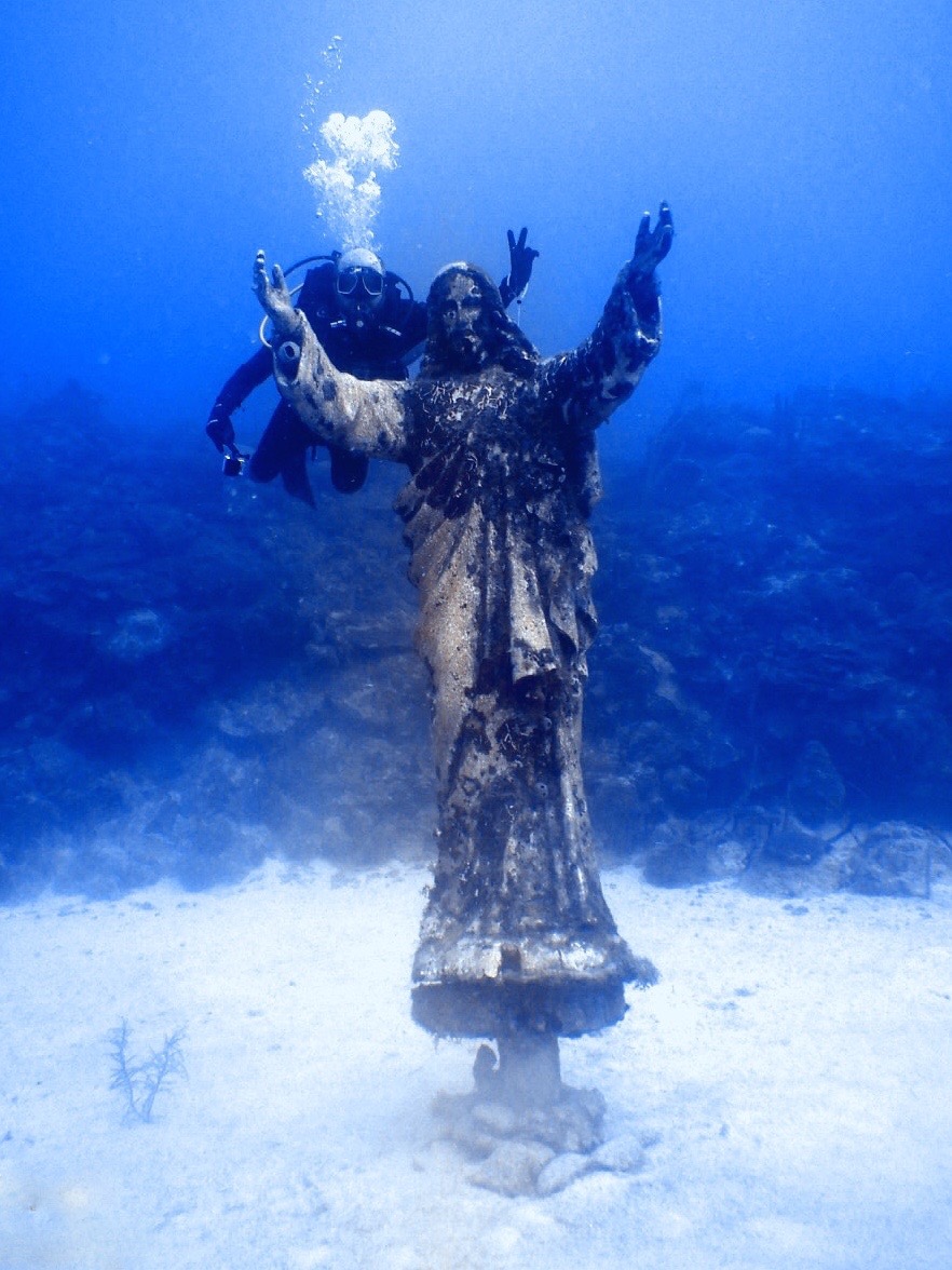 Jesus-Statue unter Wasser beim Tauchen vor Providencia