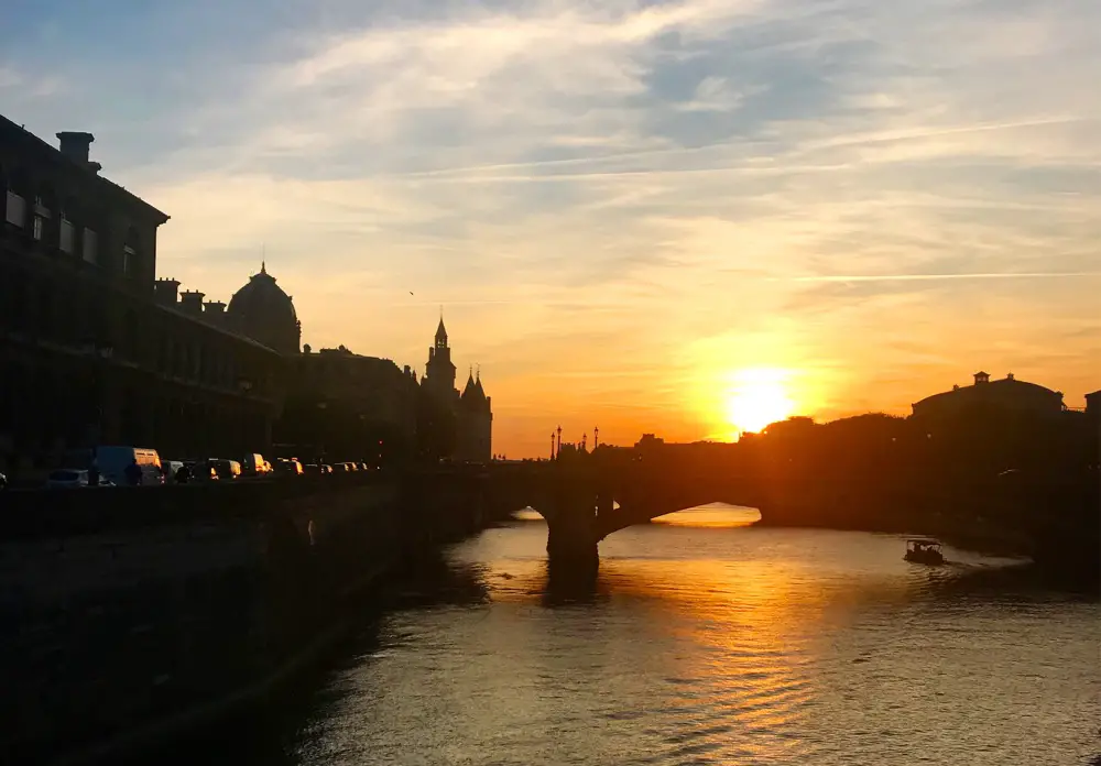 Sonnenuntergang über der Seine Paris