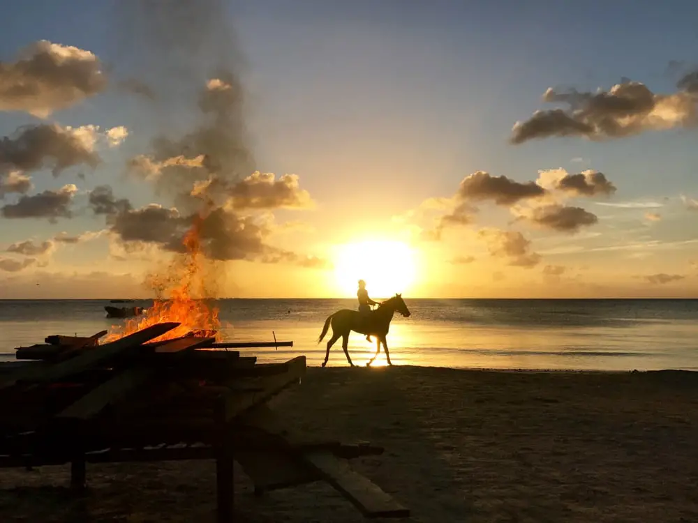 Lagerfeuer und Reiter Bahia Suroeste Providencia