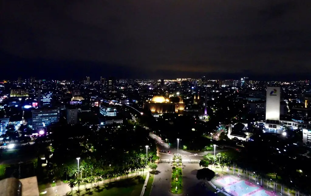 Blick vom Monas-Turm auf Jakarta bei Nacht
