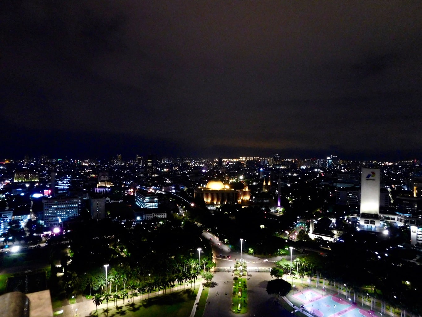 Blick vom Monas-Turm auf Jakarta bei Nacht