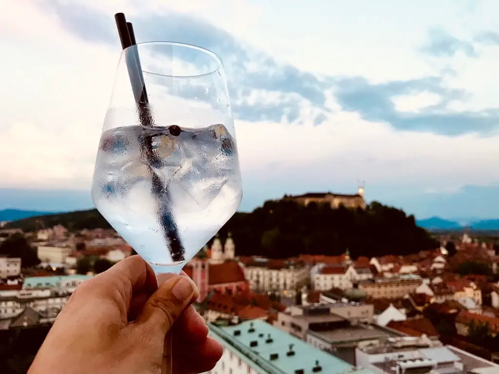 Gin Tonic mit Ljubljana im Hintergrund