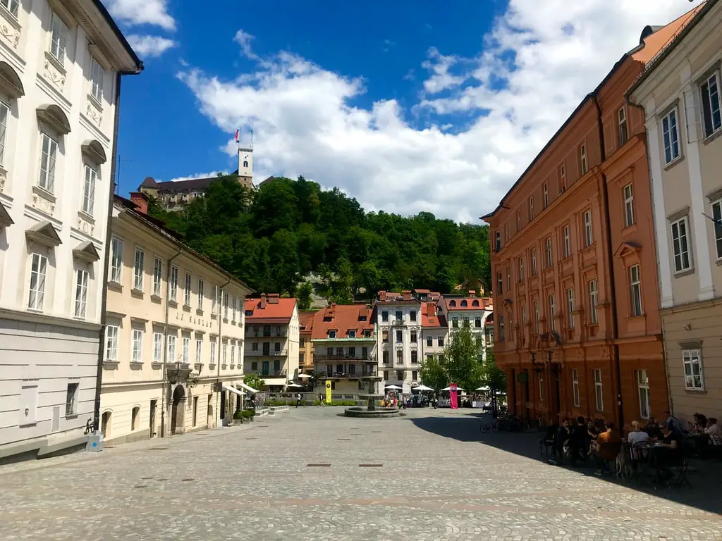 Novi trg Altstadt und Burg im Hintergrund Ljubljana