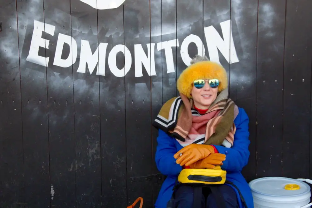 Frau vor Edmonton-Schild Old Strathcona Edmonton