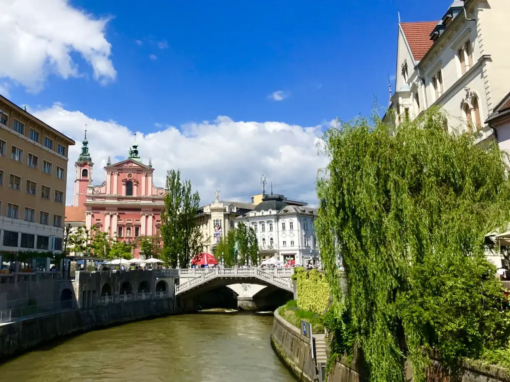 Fluss Ljubljanica mit Dreibruecken und Franziskanerkirche Ljubljana