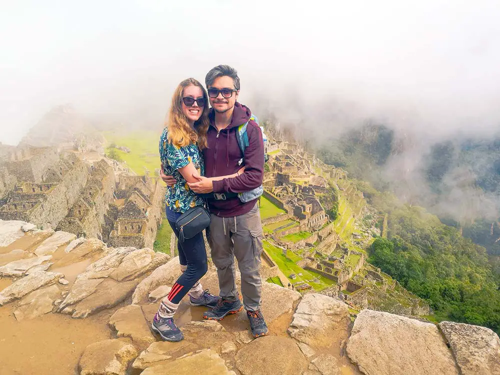 Vicki und Eduardo vorm Machu Picchu