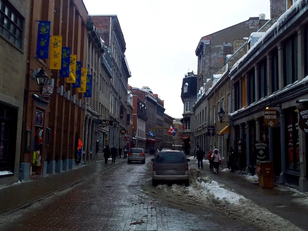 Straße mit Schneematsch in Old Montreal