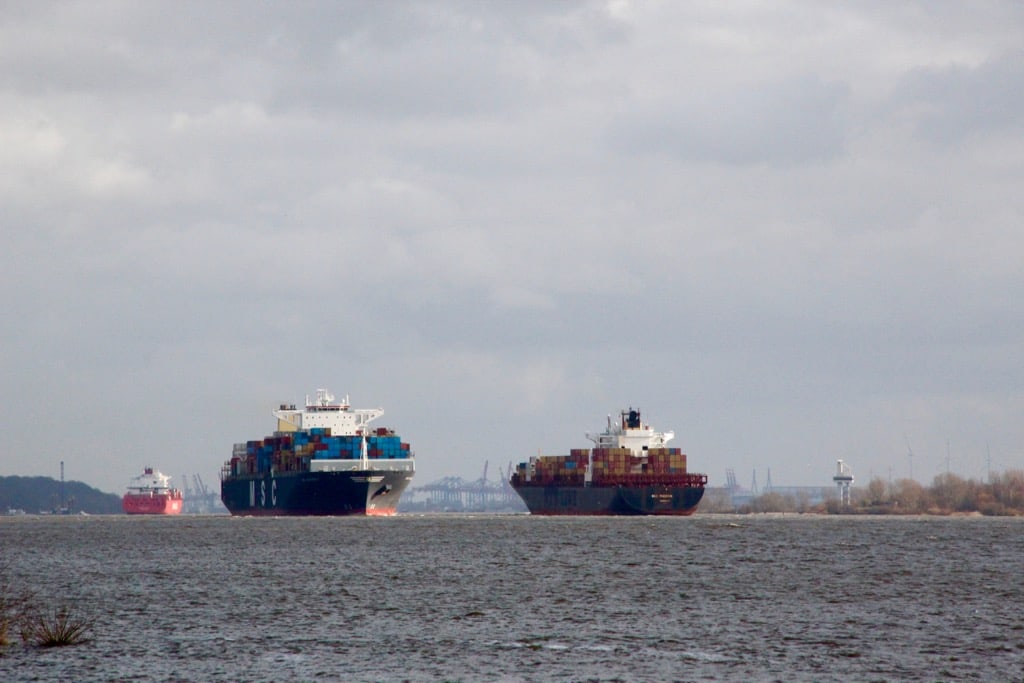 Containerschiffe auf der Elbe