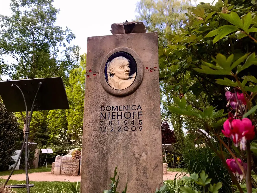Grab Domenica Niehoff Friedhof Ohlsdorf Hamburg