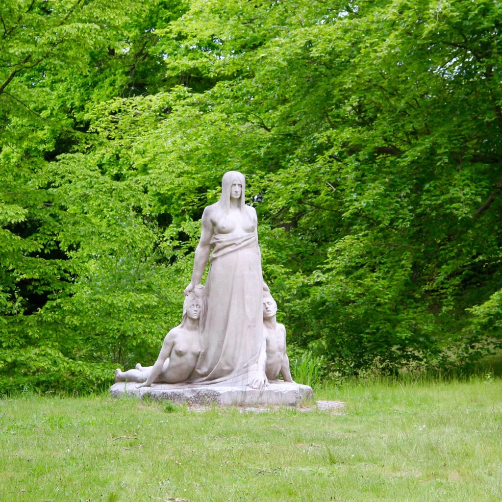 Statue "Das Schicksal" von Hugo Lederer auf dem Friedhof Ohlsdorf in Hamburg