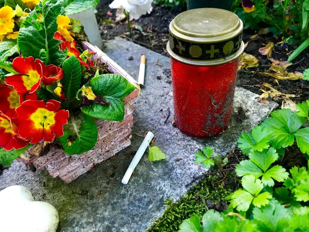 Zigaretten auf dem Grab von Loki und Helmut Schmidt Friedhof Ohlsdorf Hamburg