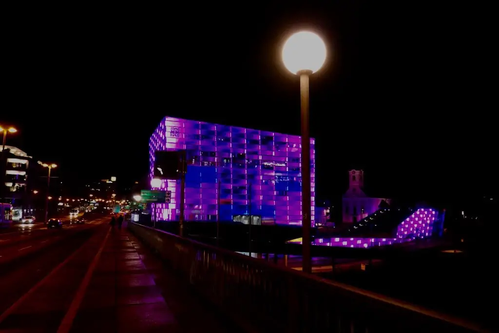 Ars Electronics Center Linz bei Nacht