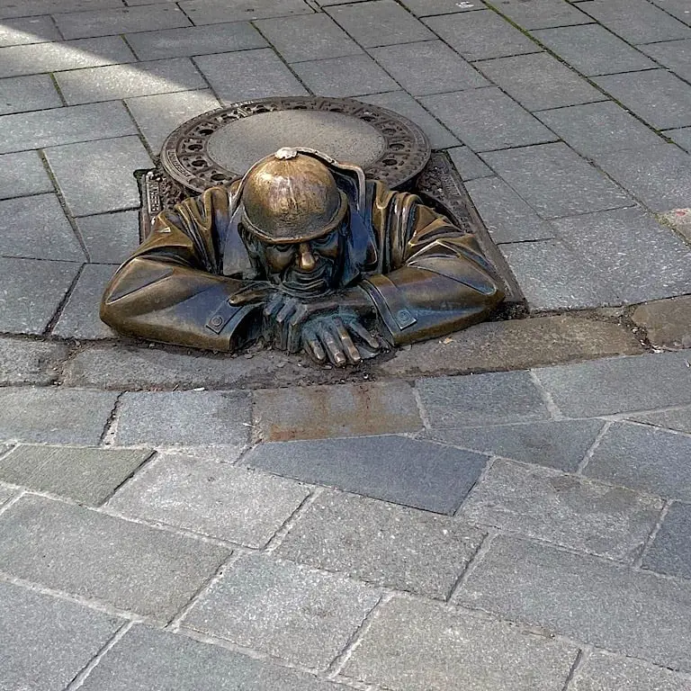 Statue Cumil Kanalgucken Bratislava