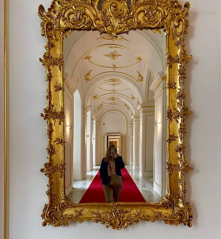 Denise im Spiegel im Inneren der Burg Bratislava