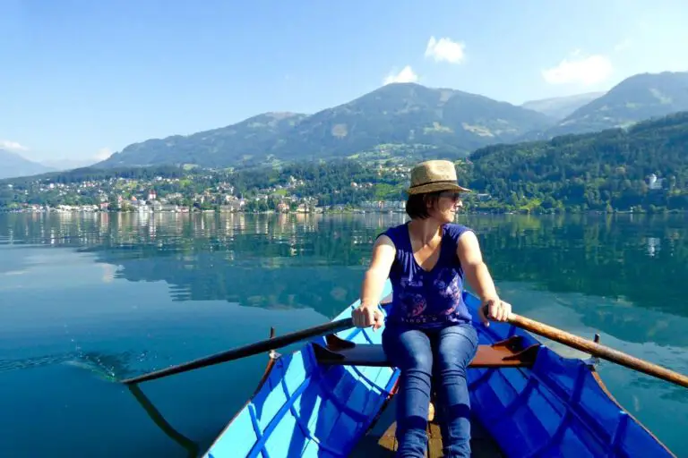 Reisebloggerin.at Gudrun in einem Boot auf einem See