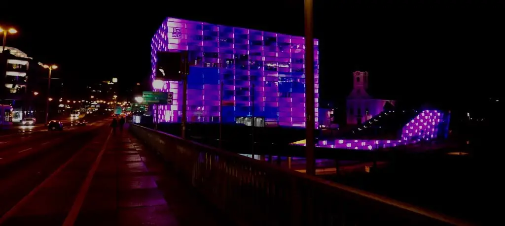 Ars Eletronics Center Linz bei Nacht