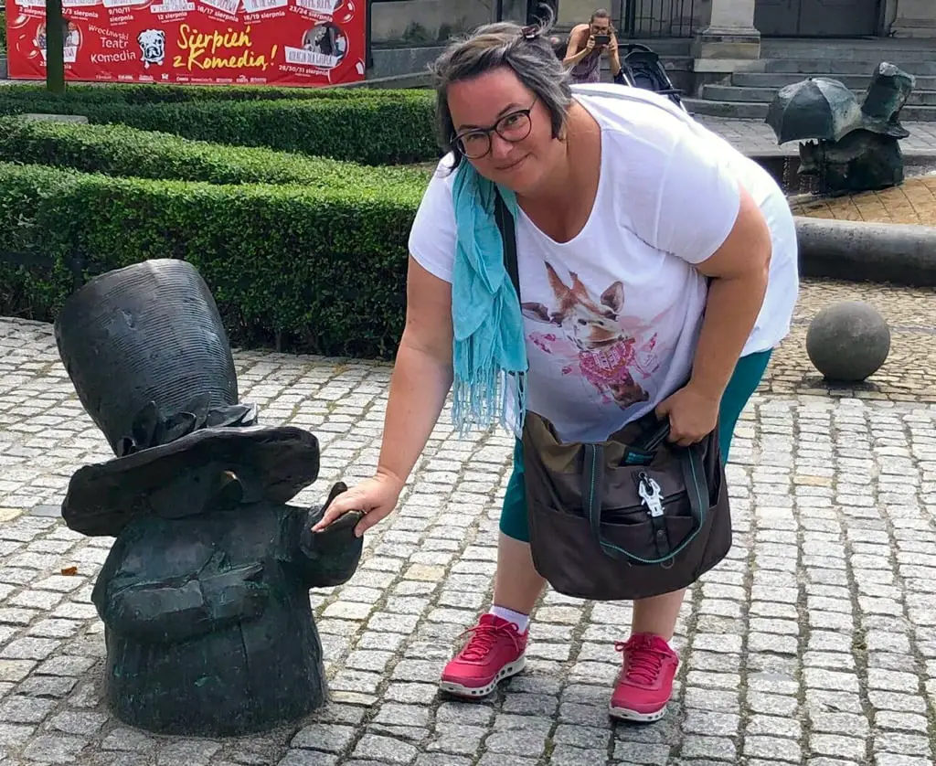 Michaela vom Blog Platz nehmen am Zwergenbrunnen in Breslau