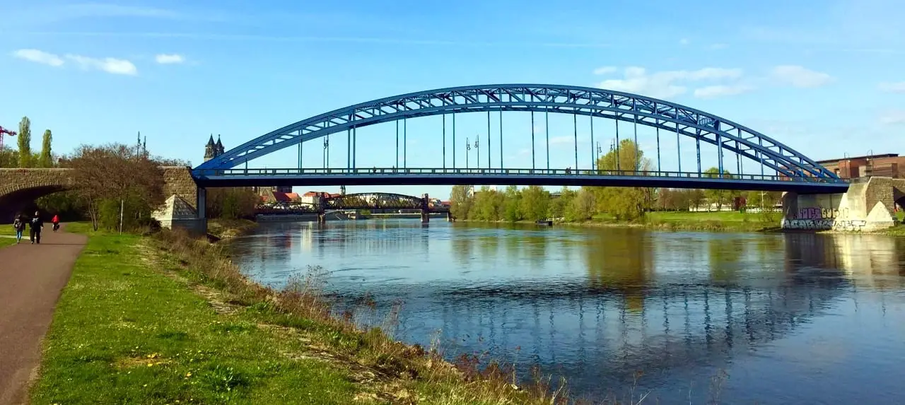 Elbe mit Brücken bei Magdeburg
