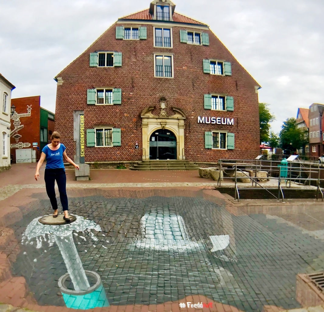 Caudia auf dem 3-D-Streetart-Stück Wasserschaden von Freddart vorm Museum Schwedenspeicher in Stade