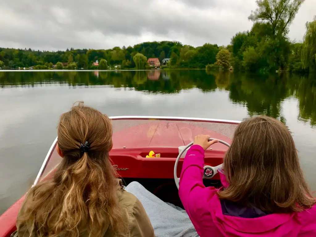 Claudia und Alexia im Motorboot auf Möllns Seen