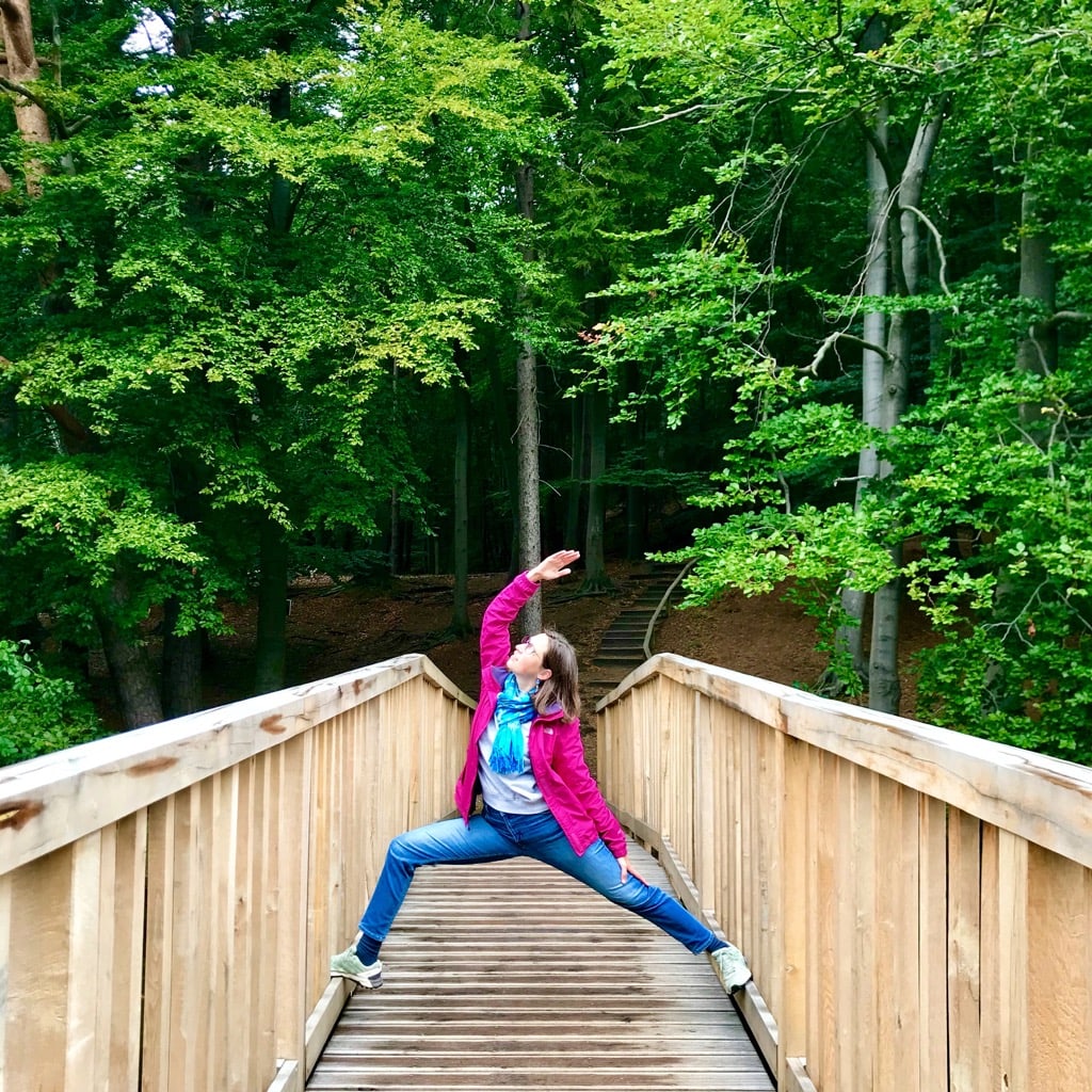 Alexia beim Yoga auf einer Brücke im Naturpark Lauenburgische Seen