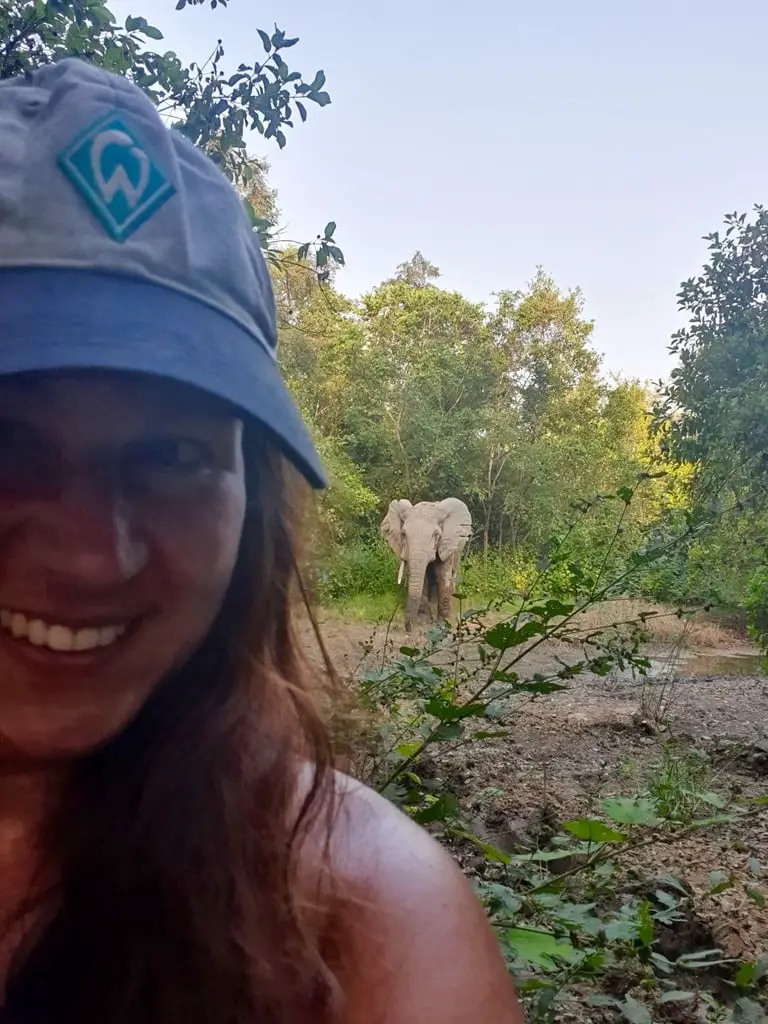 Miriam vom Blog Nordkap nach Südkap mit einem Elefanten