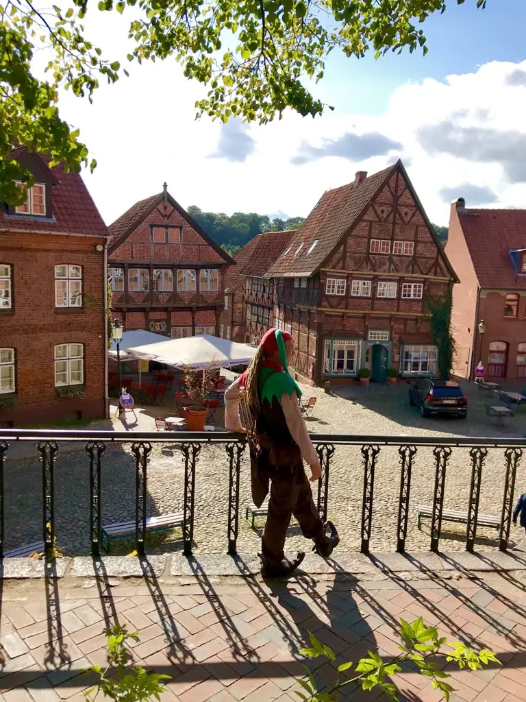 Till Eulenspiegel blickt auf den historischen Marktplatz in Mölln