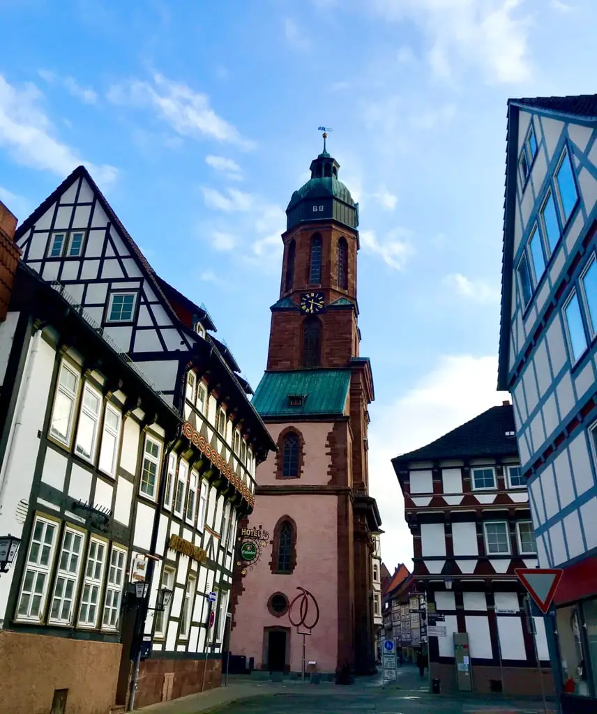 Fachwerkhäuser und Turm der Marktkirche St. Jacobi in Einbeck