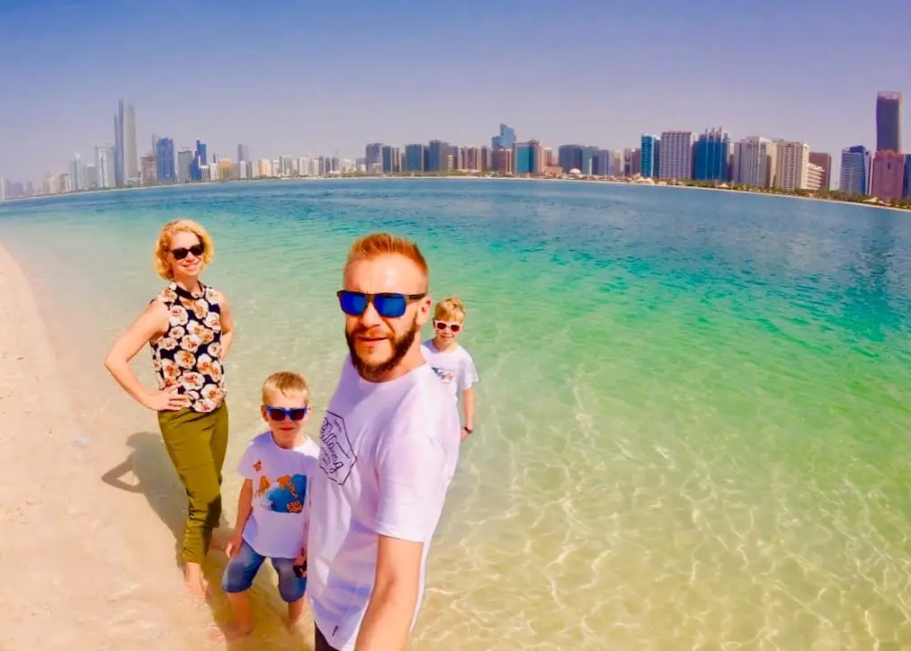 Fravely-Familie am Strand vor der Skyline von Abu Dhabi