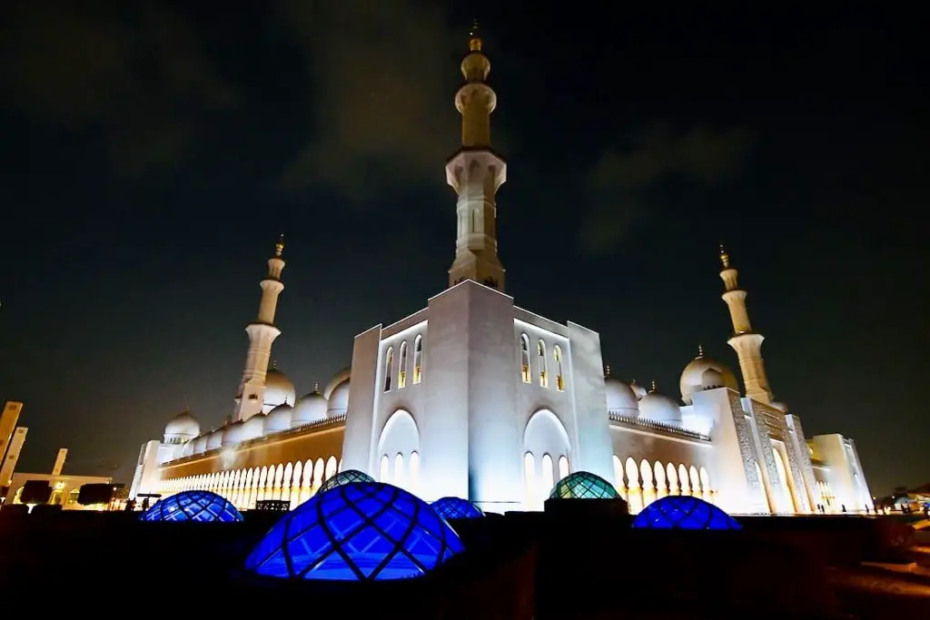 Scheich Zayid Moschee Abu Dhabi bei Nacht