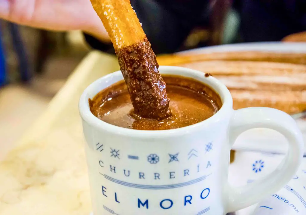 Heiße Schokolade mit Churros im El Moro in México City