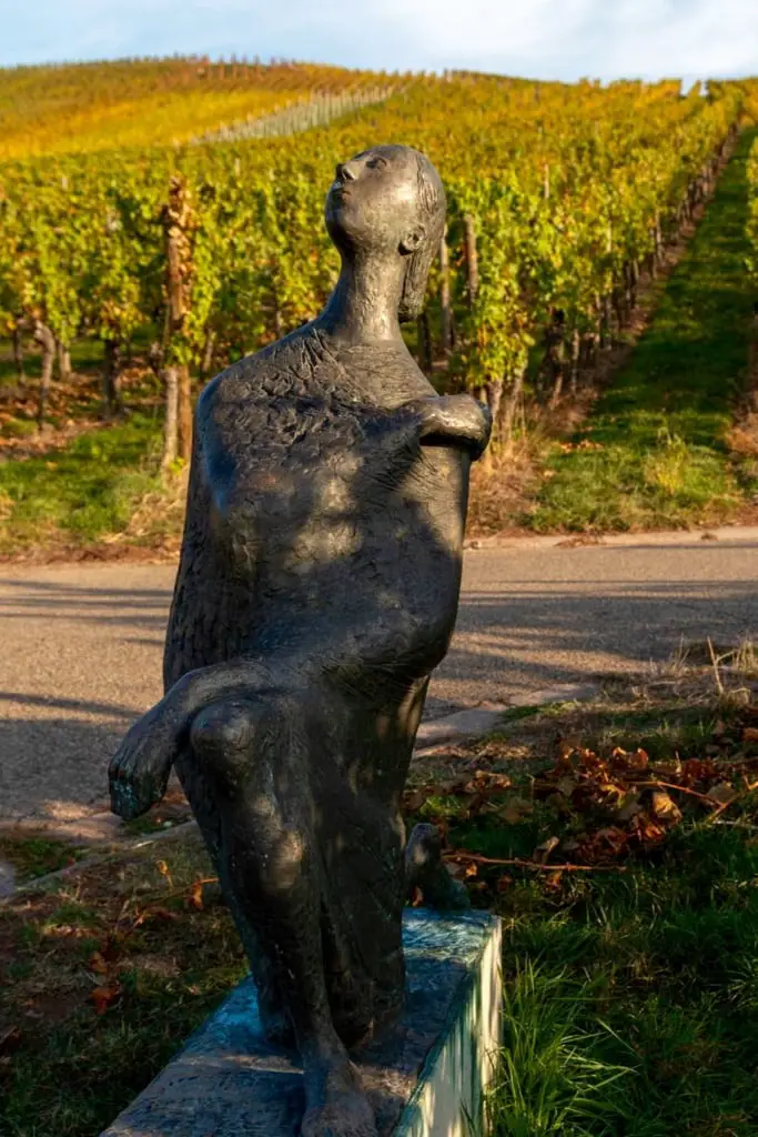 Frauen-Skulptur von Nuss