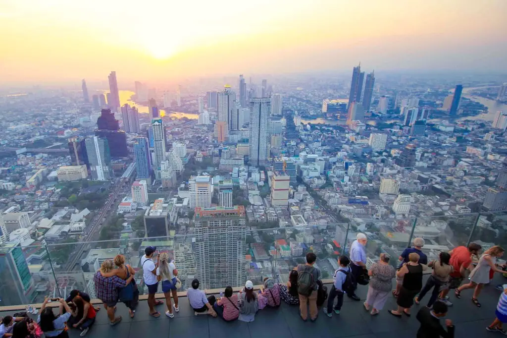Ausblick auf Bangkok vom Mananahkon Tower zum Sonnenuntergang - auch ein Bangkok-Tipp