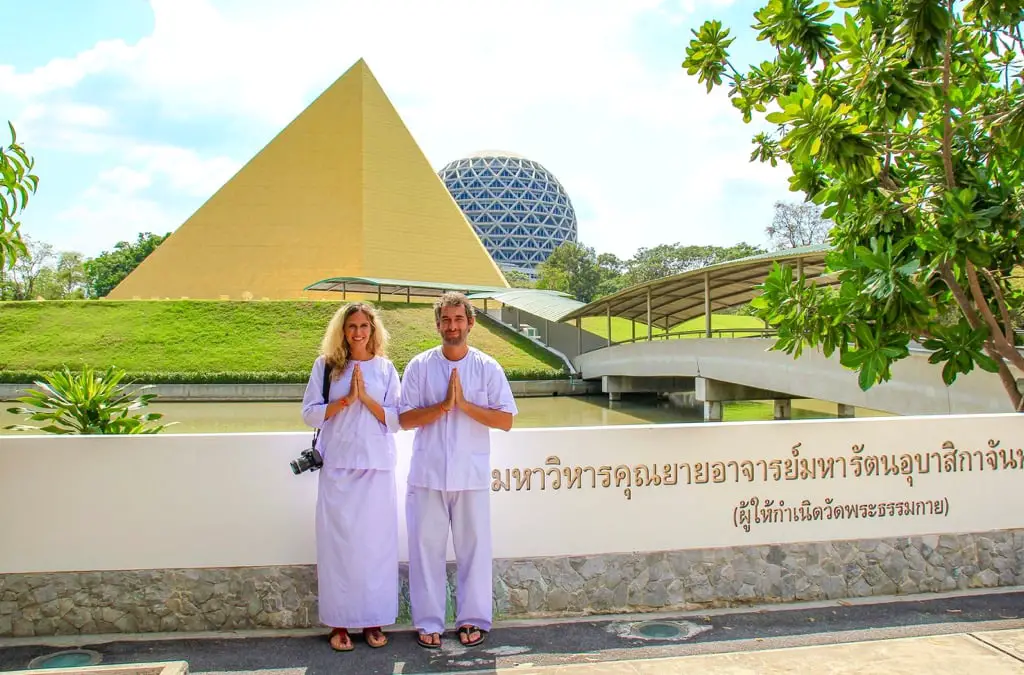 Martina und Jürgen vorm UFO-Tempel Wat Dhammakaya