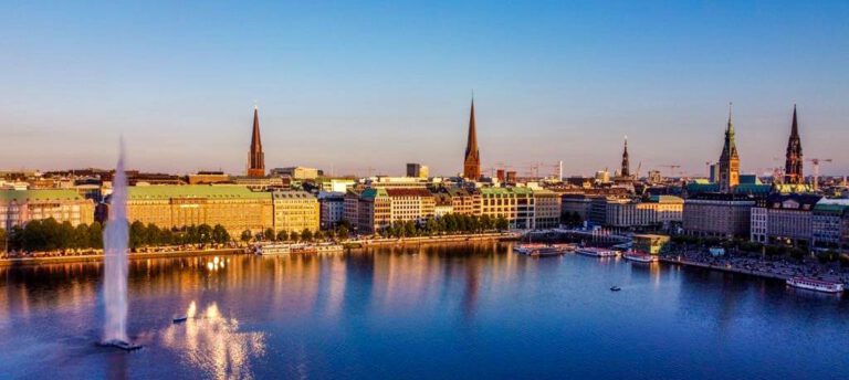 Binnenalster mit Alsterfontäne im Abendlicht