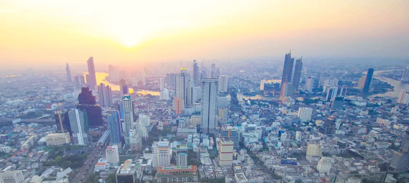 Ausblick auf Bangkok vom Mananahkon Tower zum Sonnenuntergang
