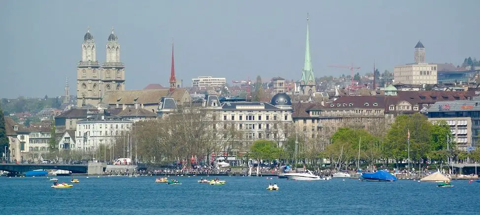 Stadtansicht Zürichs vom Zürichsee aus