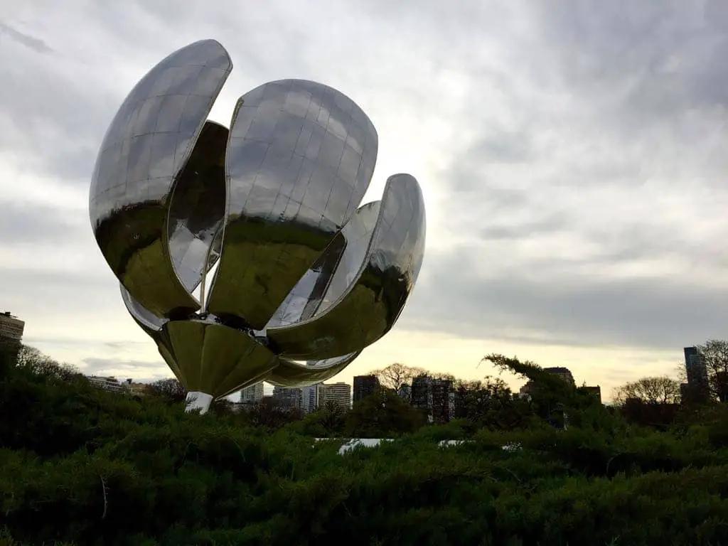 Skulptur Floralis Generica von Eduardo Catalano in Buenos Aires