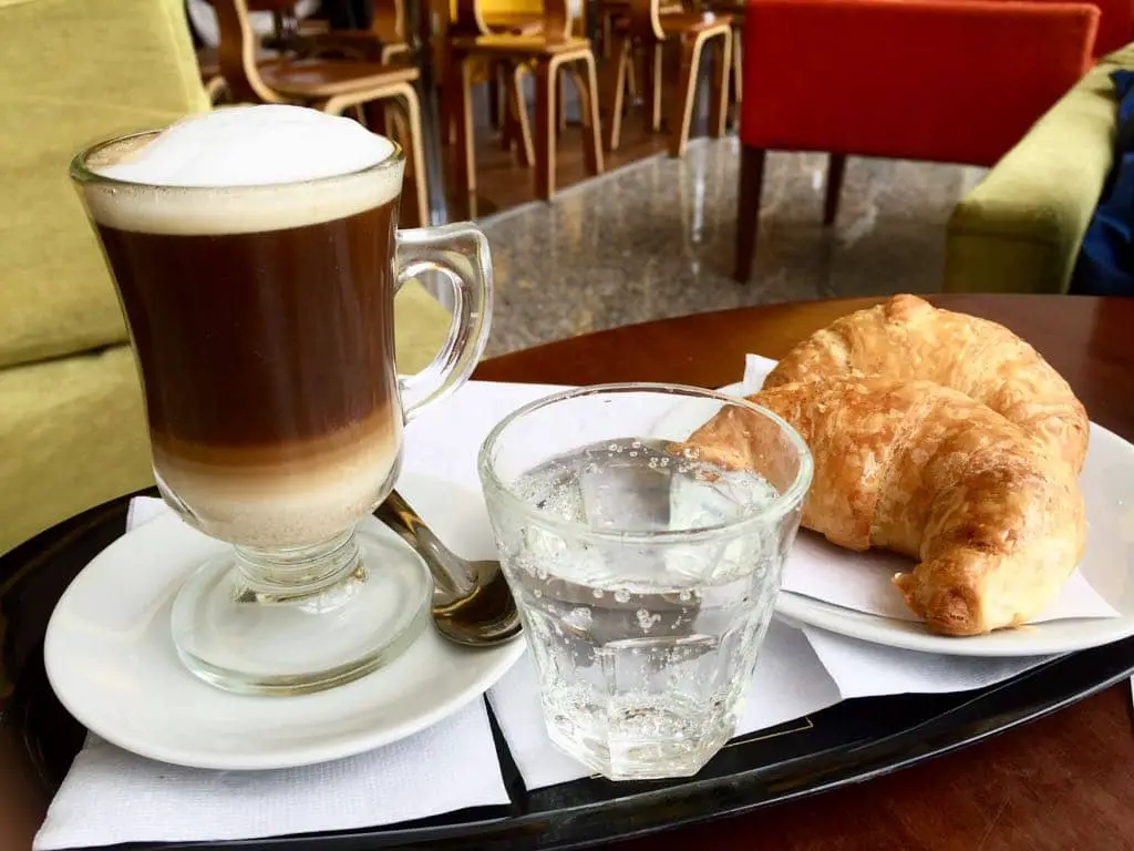 Kaffee und Croissant bei Havanna in Buenos Aires