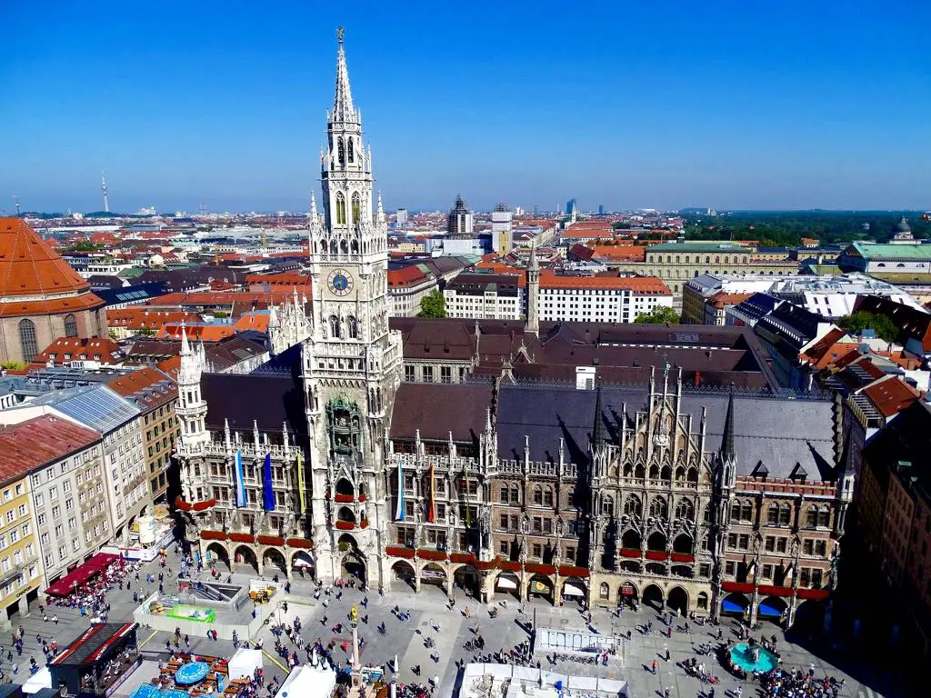 Blick auf das Rathaus und den Marienplatz in München 