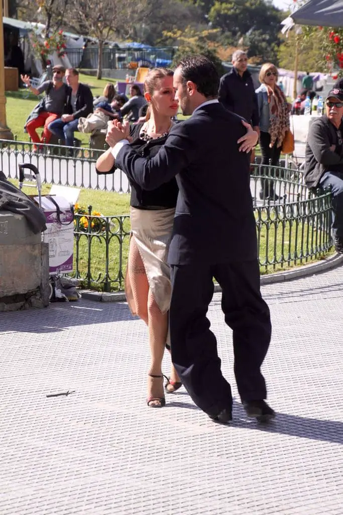 Tango-Tänzer:innen auf einem Platz in Recoleta in Buenos Aires