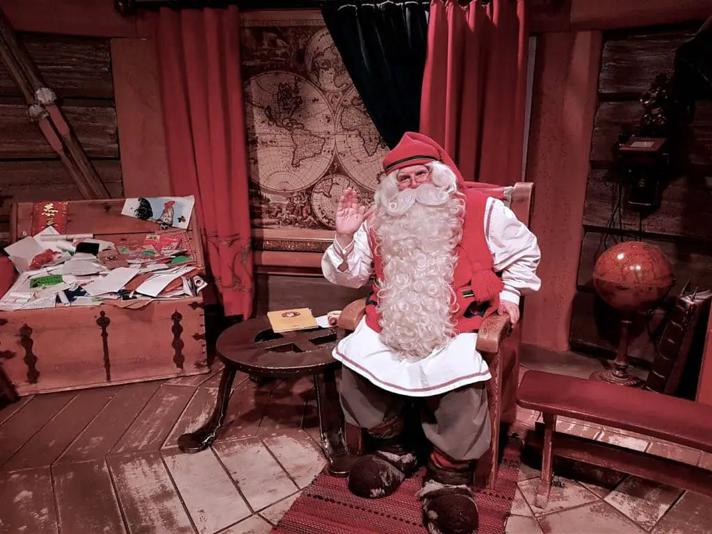 Weihnachtsmann im Santa Claus Village Rovaniemi Finnland