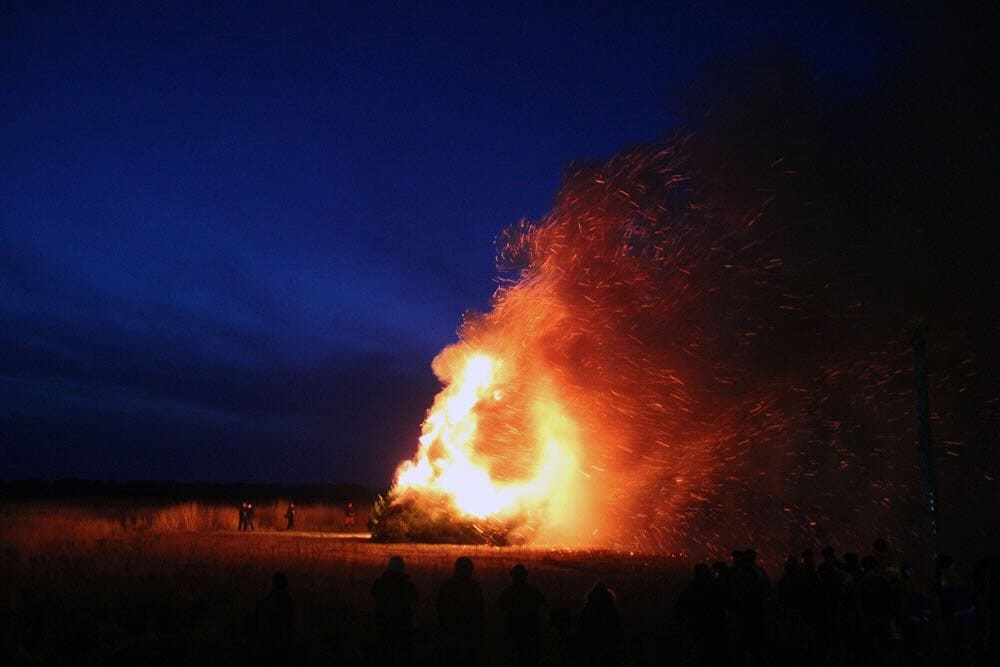 Feuer beim Biike-Brennen in St. Peter-Ortding am 21. Februar