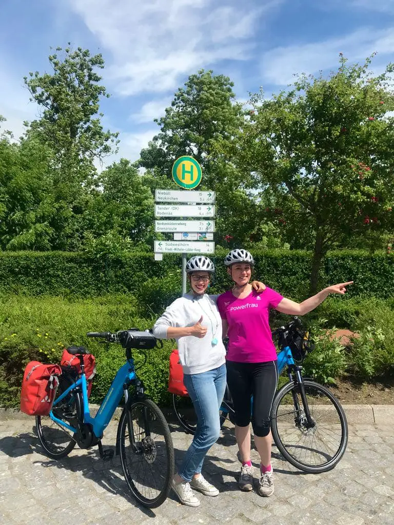 Alexia und Claudia mit E-Bikes in Klanxbüll