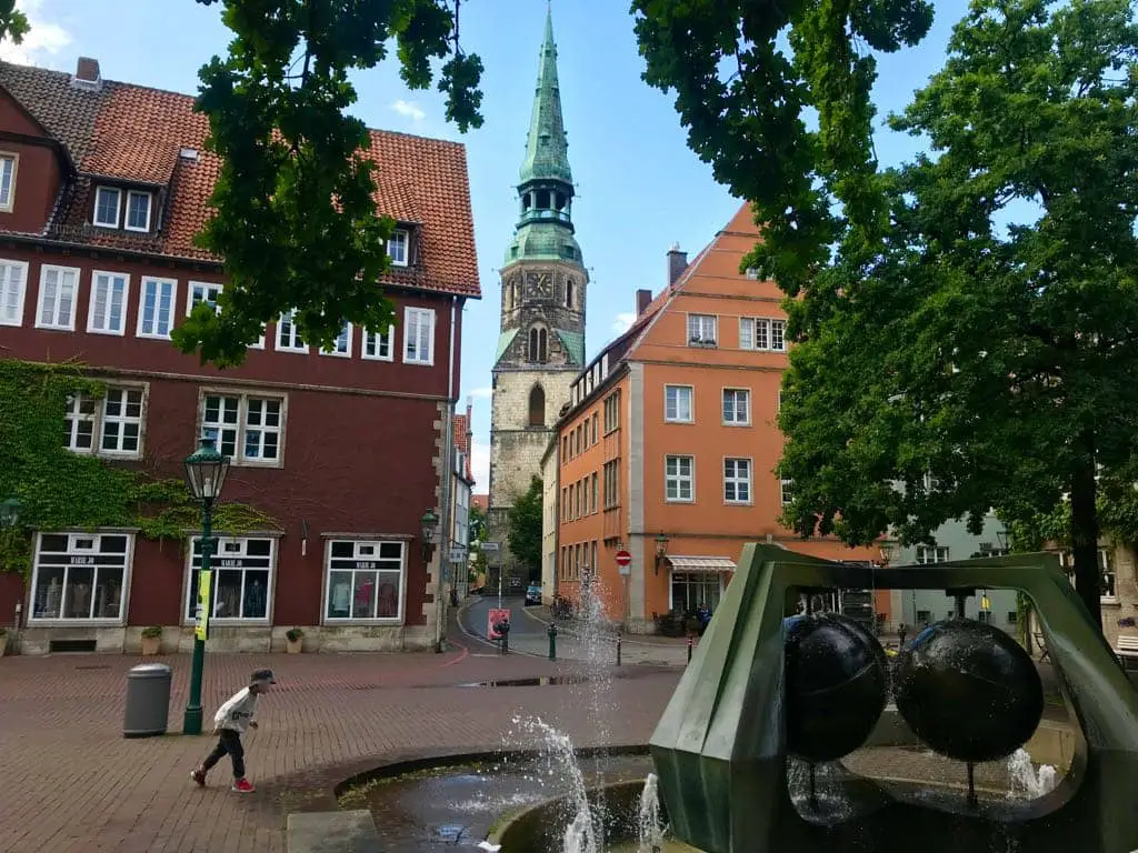 Ballhofplatz mit Brunnen und Blick auf die Kreuzkirche
