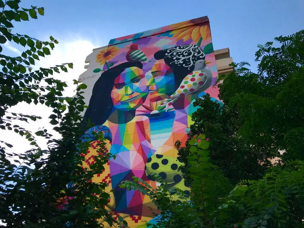 „Girl´s Love“ von OKUDA (2019), Standort: Fassade in der Hochuferstr. 33