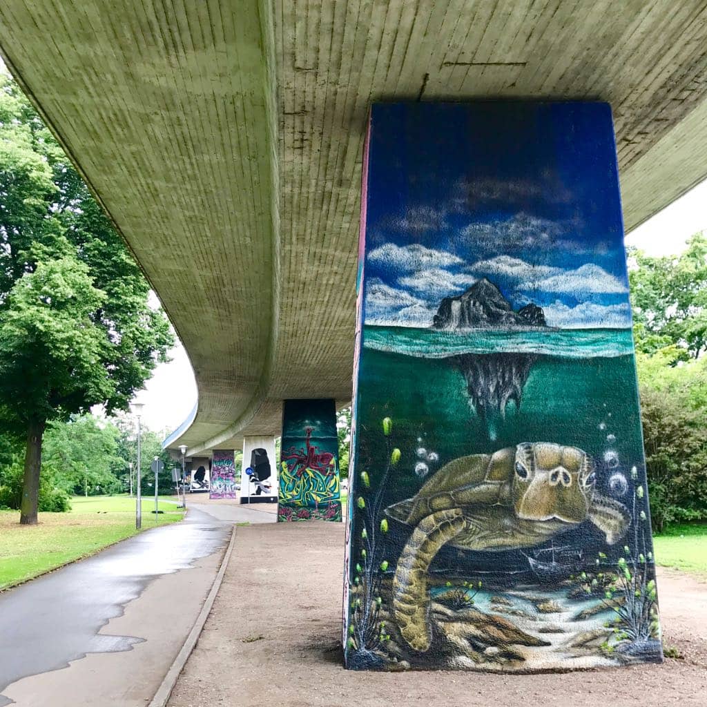 Nicht-legale Murals unter einer Straßenbrücke in Mannheim