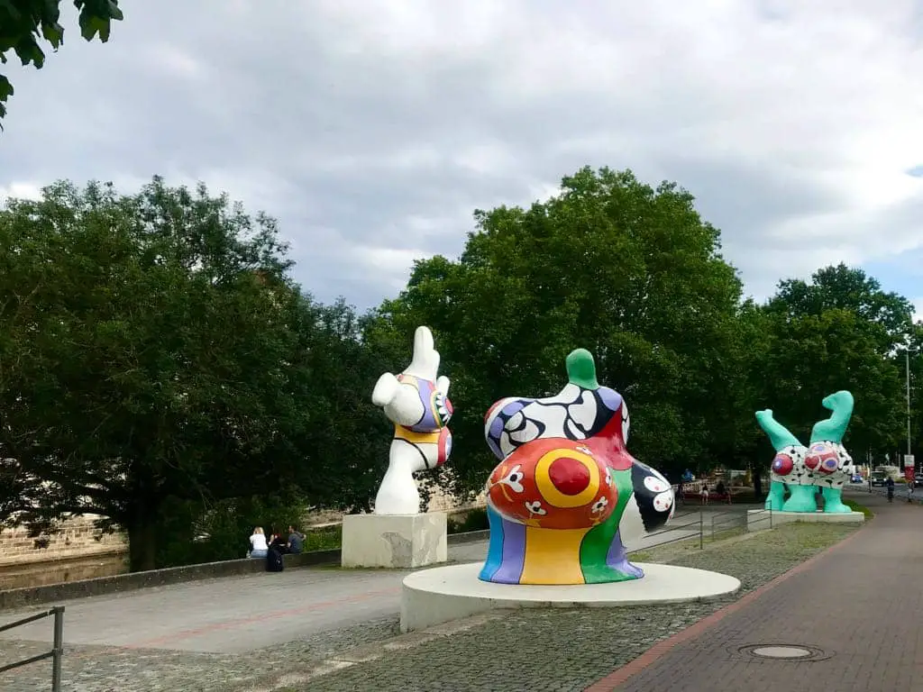 Nanas von Niki de Saint Phalle am Leibnizufer Hannover