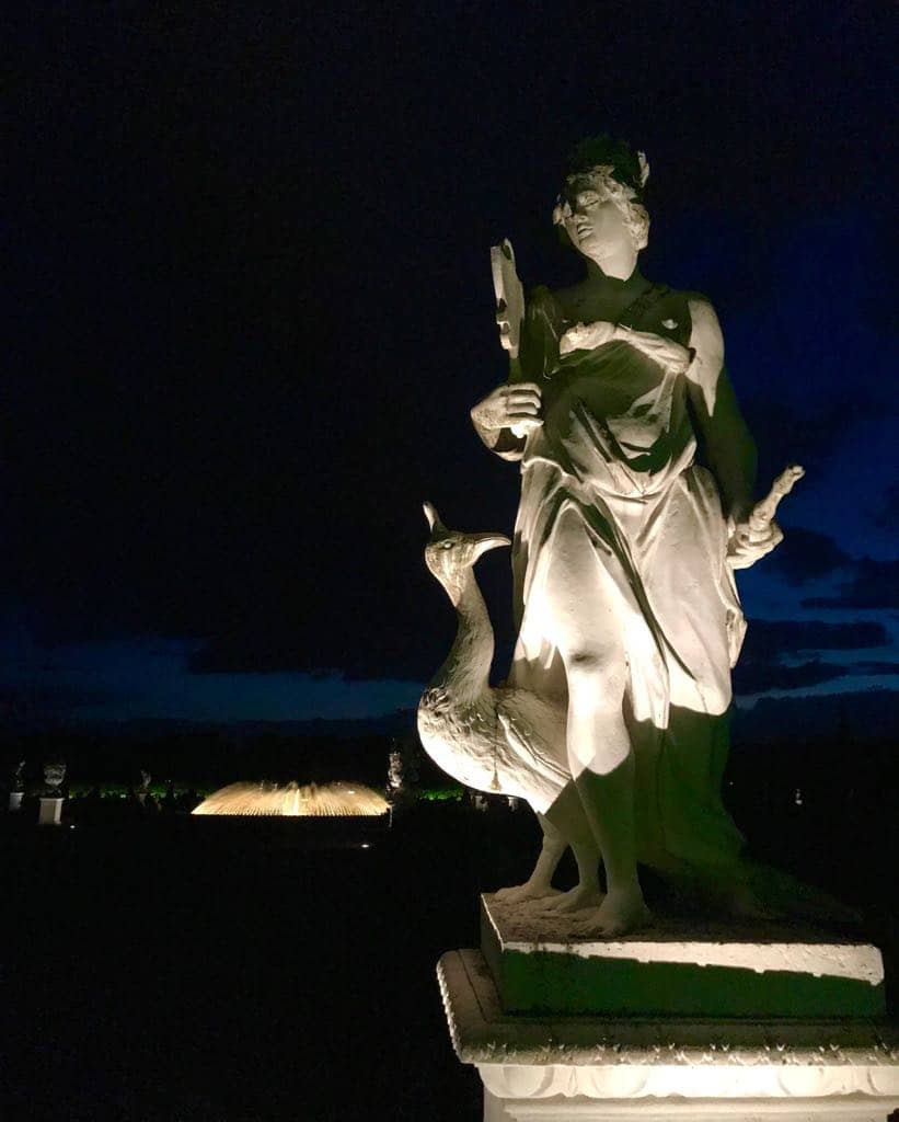 Illuminierte Statue und Glockenbrunnen im Großen Garten der Herrenhäuser Gärten Hannover